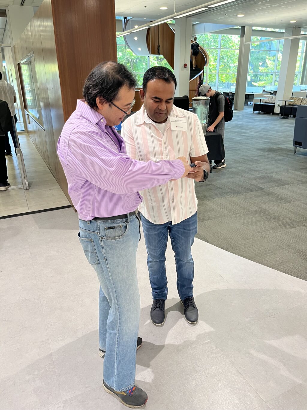 Two alumni from the Engineering Class of 2000 in the MacOdrum Library